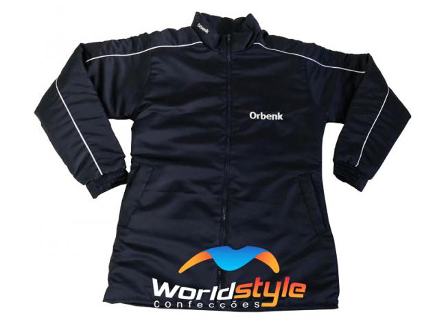 Jaqueta em Gabardine, forro matelado, detalhes com recorte e vi�s, bordada.