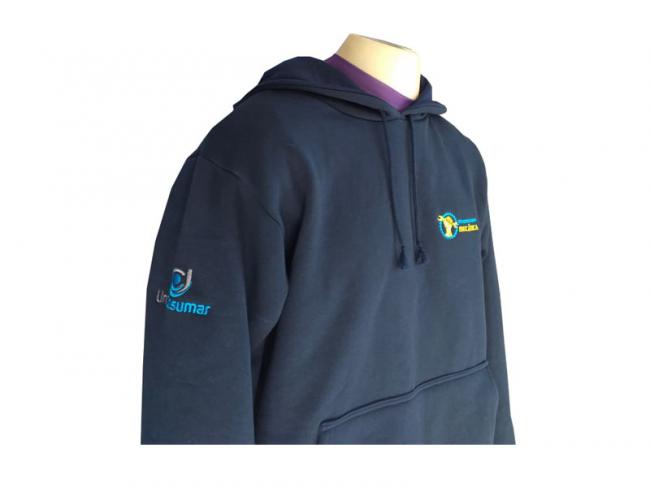 Moletom em algod�o,  com capus e bolso, logomarca bordada